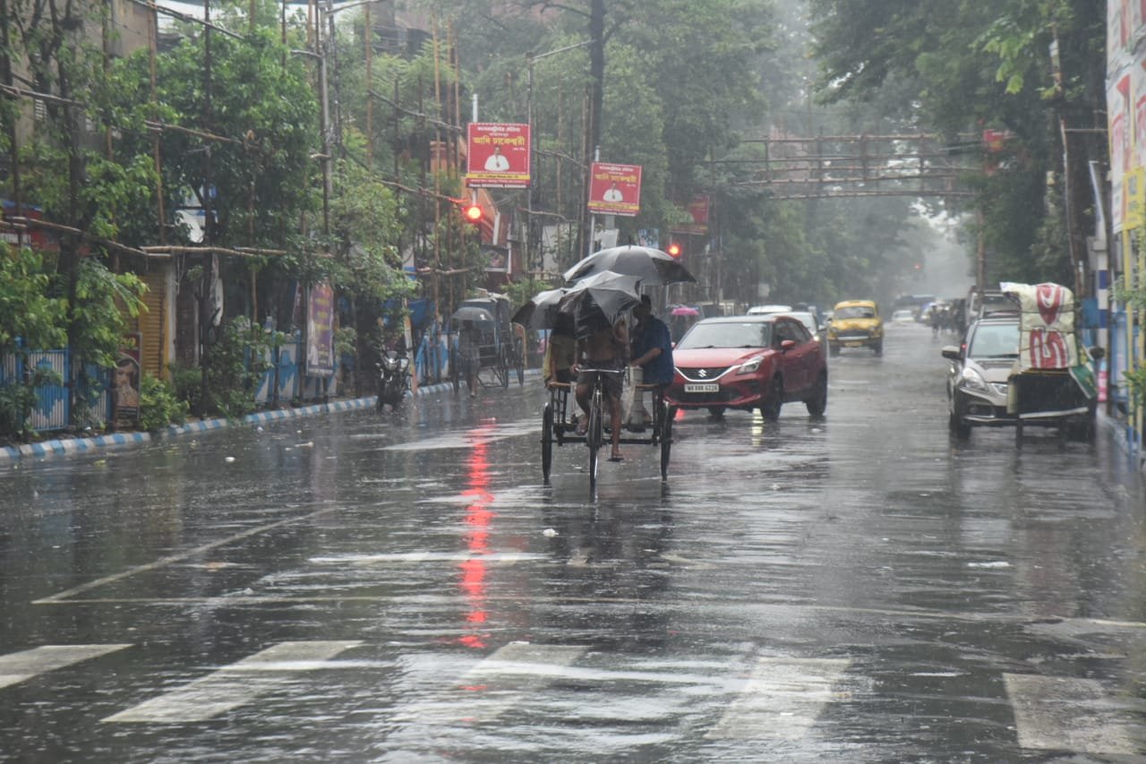 দানার প্রভাবে বিধ্বস্ত ওড়িশা, কলকাতায় প্রবল বৃষ্টিপাত