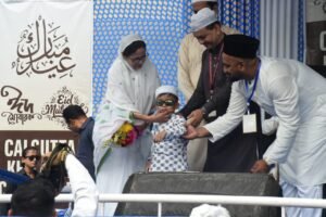খুশির Eid ul-Fitr : রেড রোডে শামিল মমতা-অভিষেক 2 খুশির Eid ul-Fitr : রেড রোডে শামিল মমতা-অভিষেক