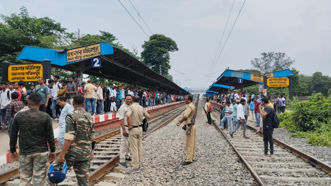 লোকাল ট্রেনে মহিলা কামরা বৃদ্ধির প্রতিবাদে ট্রেন অবরোধ যাত্রীদের