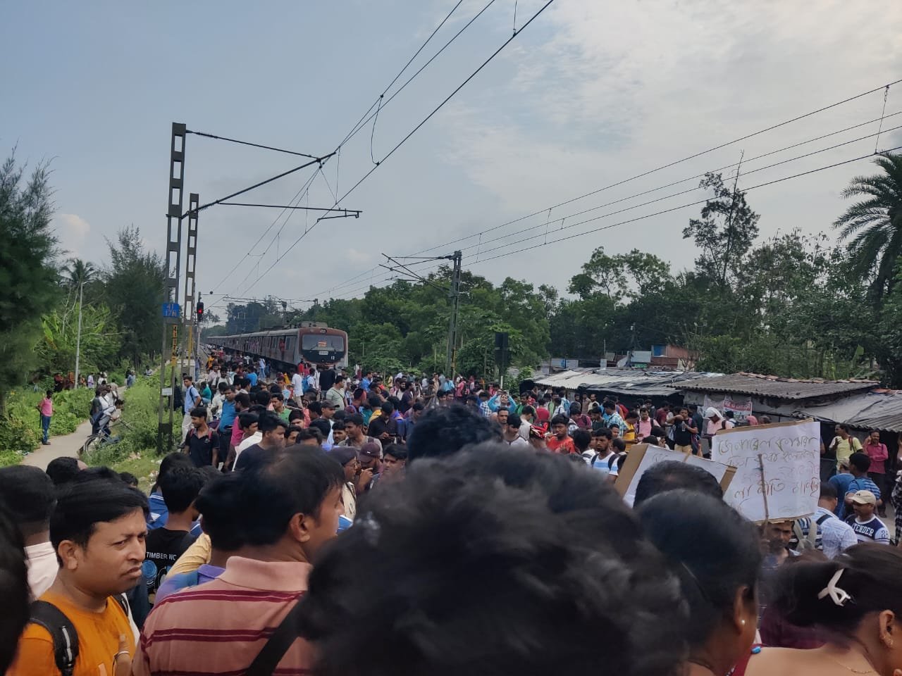 লোকাল ট্রেনে মহিলা কামরা বৃদ্ধির প্রতিবাদে ট্রেন অবরোধ যাত্রীদের