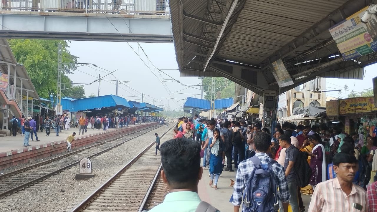 লোকাল ট্রেনে মহিলা কামরা বৃদ্ধির প্রতিবাদে ট্রেন অবরোধ যাত্রীদের
