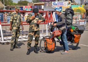 Pahalgam Terror Attack: ভিসা বাতিল: আতান্তরে ভারতে আসা পকিস্তানিরা 2 Pahalgam Terror Attack: ভিসা বাতিল: আতান্তরে ভারতে আসা পকিস্তানিরা